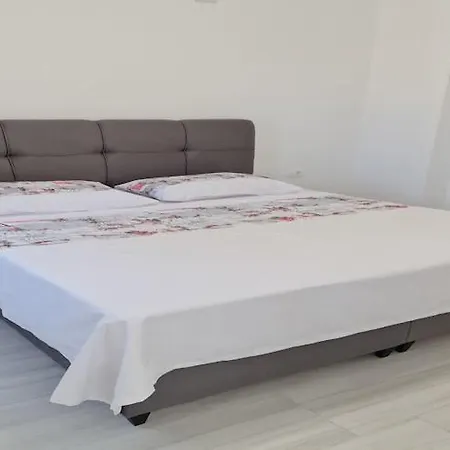 Luxury Ani Ii - Two Bedroom With Terrace Apartment Sutivan